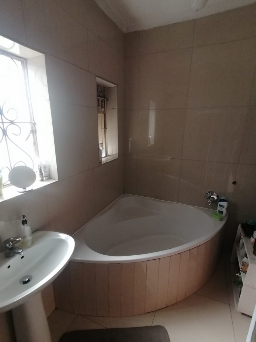5 Bedroom Property for Sale in Lotus River Western Cape